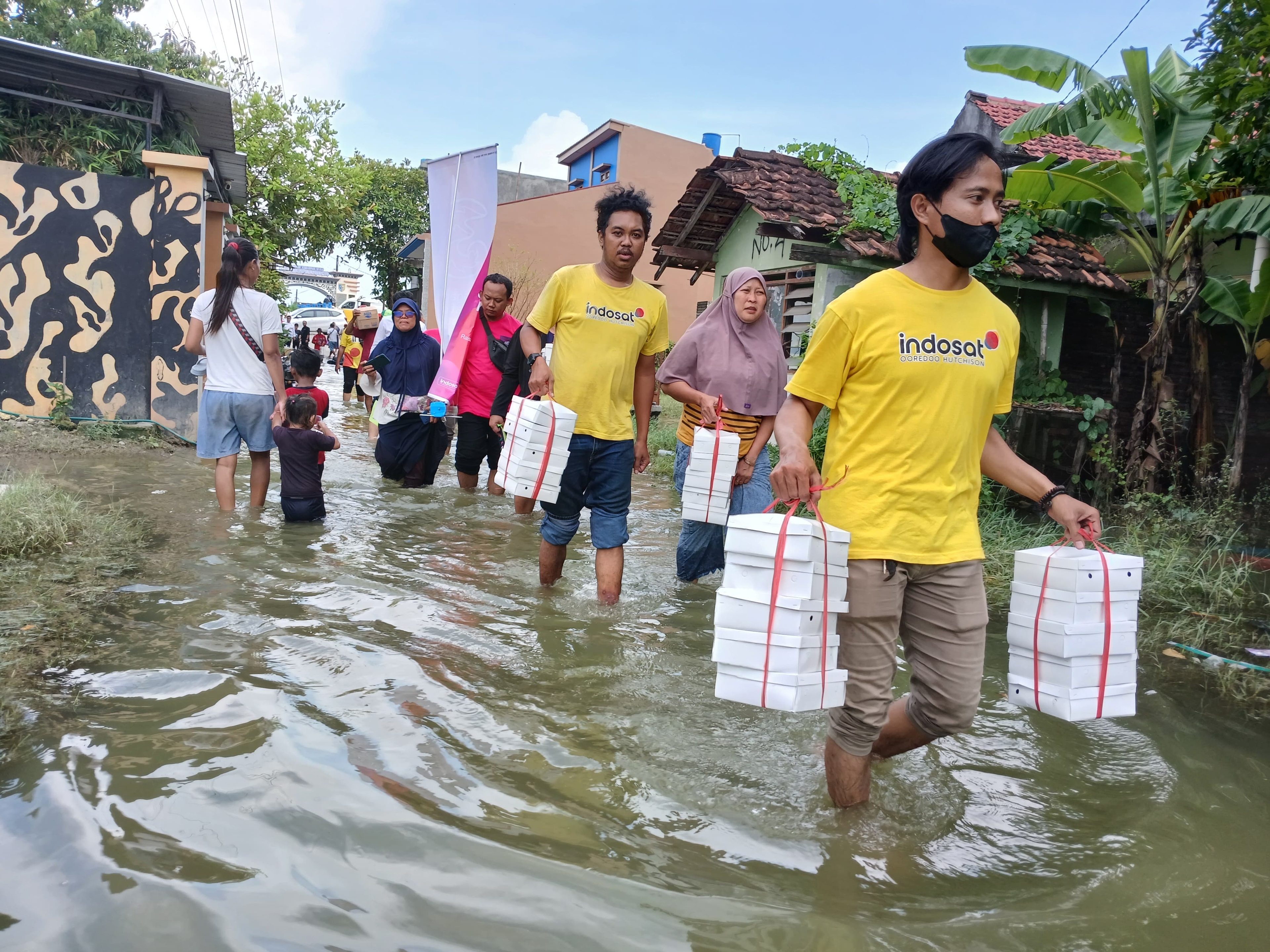 Indosat Ooredoo Hutchison Salurkan Bantuan Bagi Masyarakat Terdampak Banjir Bandang di Demak