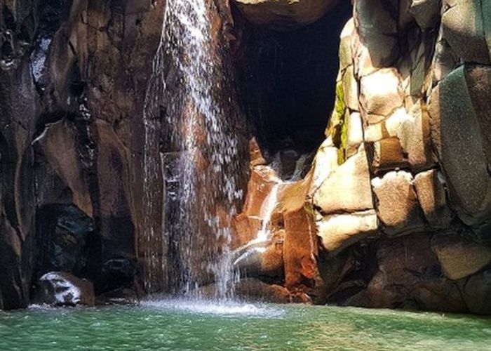 Mengungkap Misteri di Balik Keindahan Alam Curug Cikuluwung, Bogor: Adanya Mitos Larangan Memakai Baju Berwarna Merah