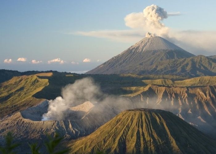 Sejarah Perjalanan Gunung Mahameru: Mitos Pindahnya Himalaya ke Jawa, dan Kisah Kosmologi dalam Mitologi Jawa Kuno
