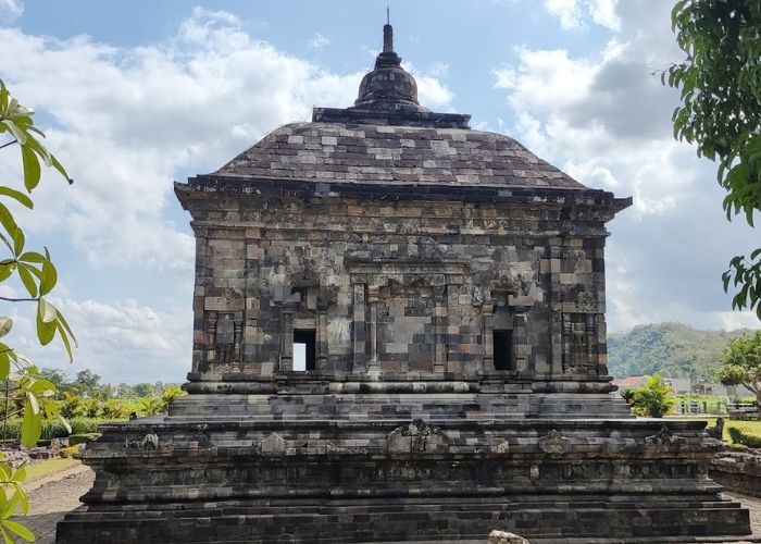 Menggali Misteri yang Tersembunyi di Candi Banyunibo: Kisah Dewi Hariti dan Transformasinya