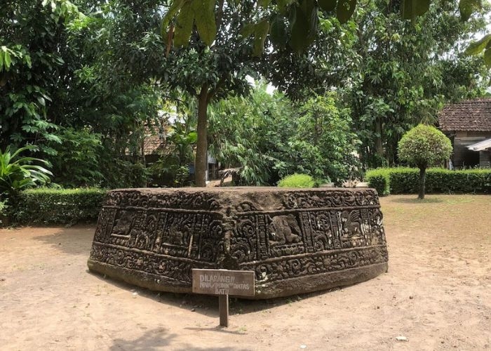 Misteri yang Menyelimuti Situs Watu Gilang: Jejak Misterius Adanya Kendaraan Terbang dalam Mitologi Jawa Kuno