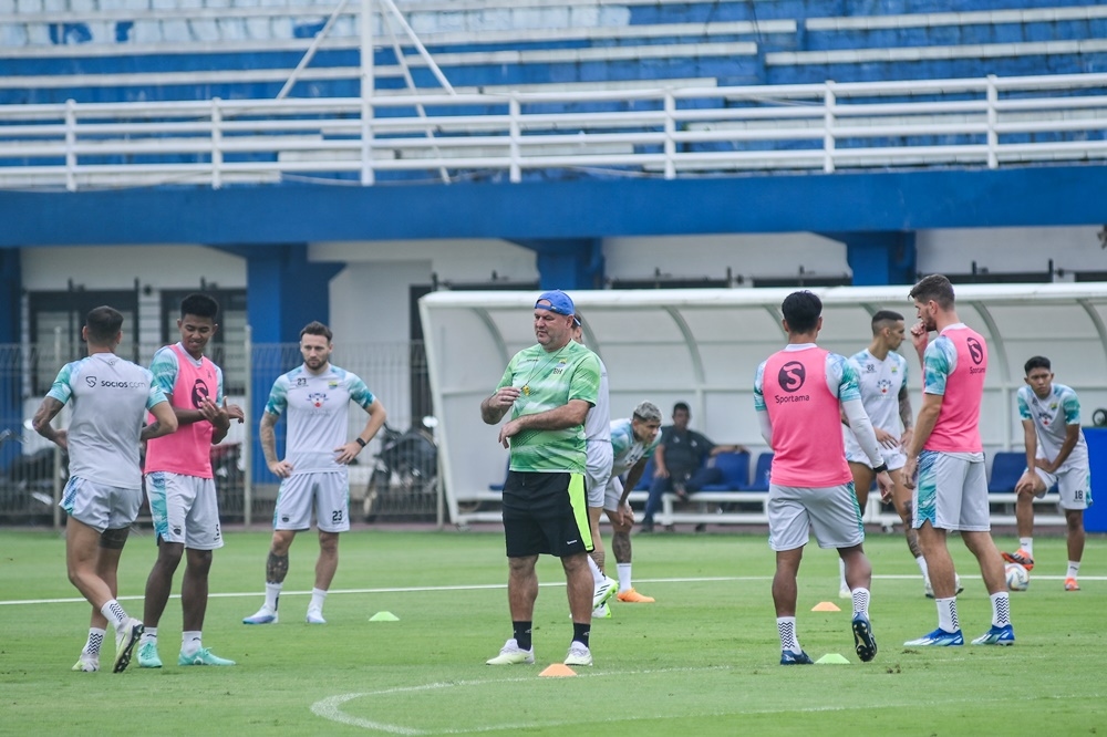 Taktik Hodak: Persib Siap Manfaatkan Celah Barito Putera untuk Raih Kemenangan