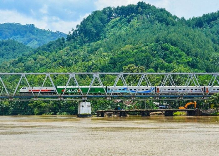 Misteri Tersembunyi Dibalik Jembatan Kereta Serayu Maos: Memperdebatkan Antara Fakta dan Legenda