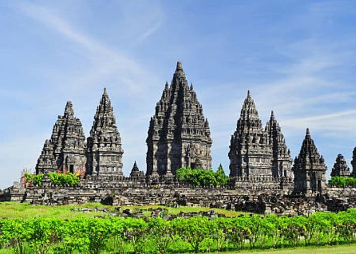 Misteri Dibalik Kemegahan Candi Prambanan: Keindahan Arsitektur yang Spektakuler dan Mitos Mistisnya