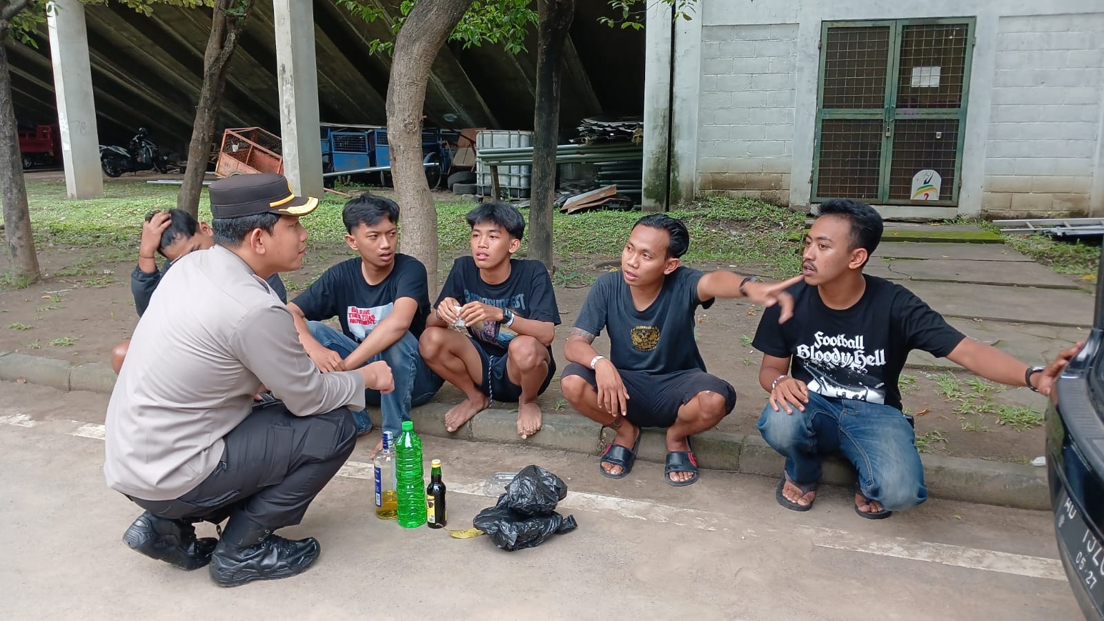 Nekat Bawa Miras, Puluhan Suporter PSS Sleman Diamankan Polisi di Area Stadion Manahan Solo