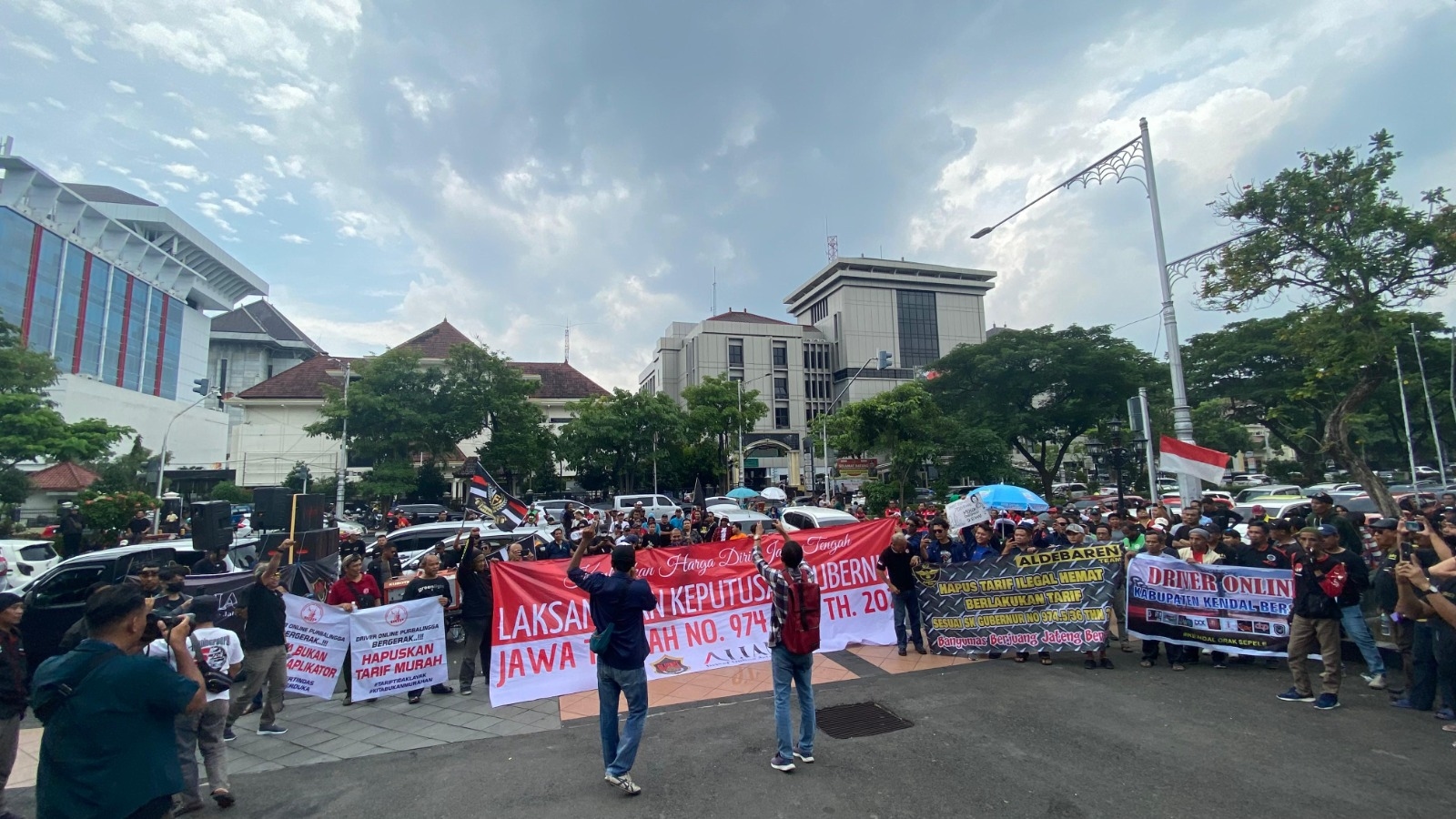 Driver Ojol Semarang Demo Menuntut Penerapan Penyesuaian Tarif