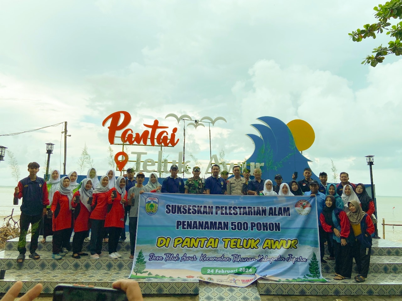 Semangat Kepedulian Lingkungan, Kegiatan Penanaman Pohon Bersama Mahasiswa KKN UPGRIS di Pesisir Pantai Telukawur Jepara