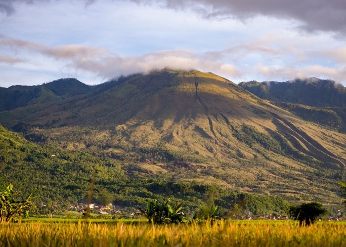 Misteri Tersembunyi Dibalik Gunung Guntur: Pantangan Mistis dan Legenda Siluman di Tengah Keindahan Alam