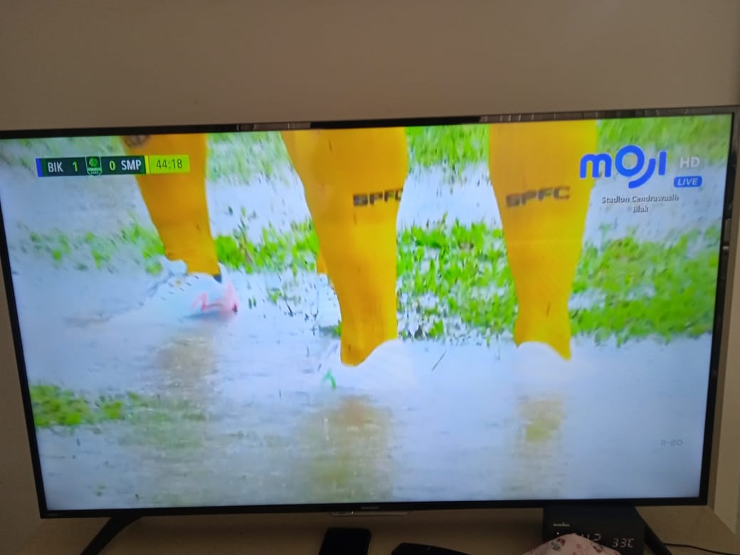 Final Liga 2 Leg Pertama Terhenti Karena Stadion Cendrawasih Terendam Banjir, Panpel Gunakan Alat Seadanya untuk Kurangi Genangan