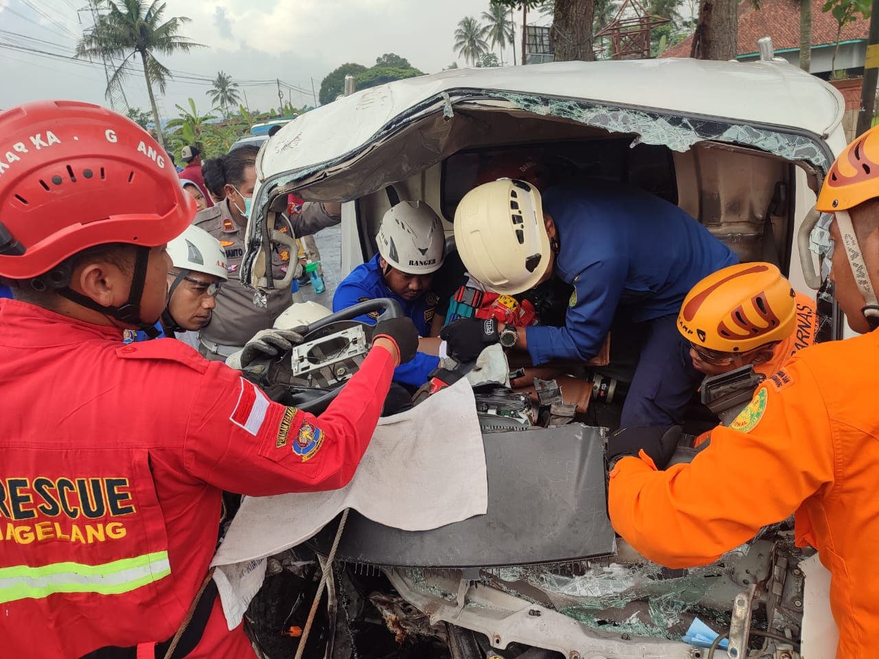 Dua Penumpang Alami Kecelakaan Dramatis di Temanggung, Satu Terjepit Dashboard