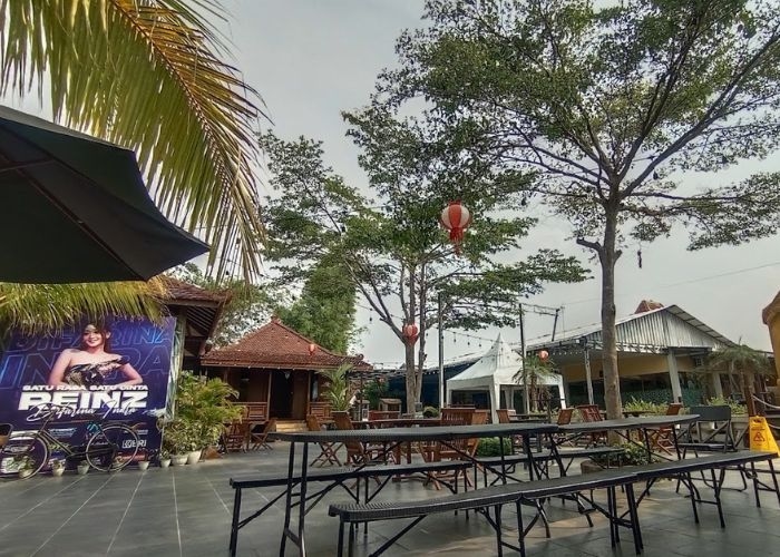 Rekomendasi Cafe Hits dan Instagramable: Reinz Cafe and Resto, Tempat Nyaman untuk Bersantai Bersama Keluarga di Demak