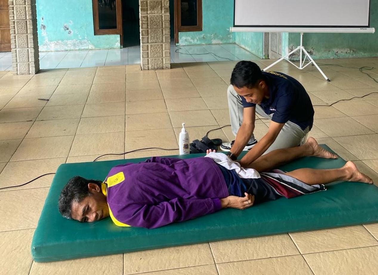 Tingkatkan Kesadaran Kesehatan Masyarakat, Mahasiswa KKN UPGRIS Kelompok 88 Gelar Pelatihan Pengendoran Otot