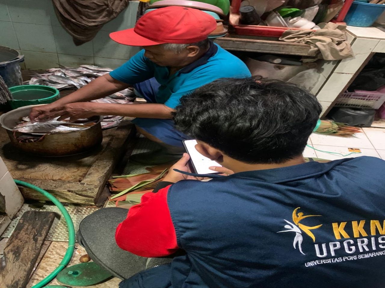 Mahasiswa KKN UPGRIS Kelompok 60 Beri Pendampingan UMKM Bandeng Presto di Gunungpati Semarang