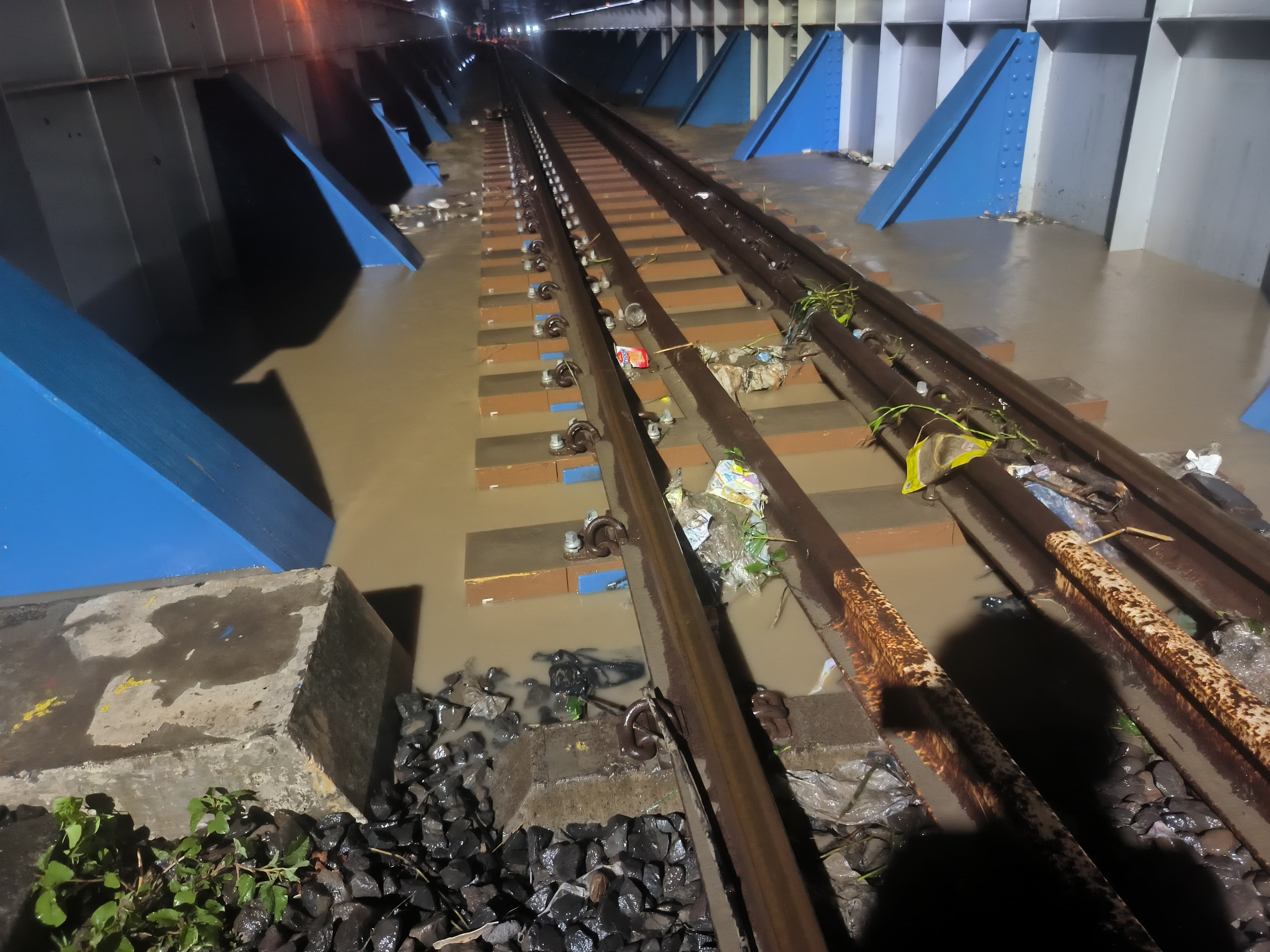 Imbas Banjir, KA Blambangan Ekspres Berhenti dan Berangkat Dari Alastua Karena Rel Terendam Banjir