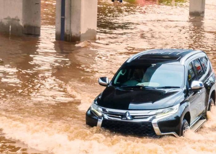 Kiat Sukses Berkendara: 6 Tips Aman Bila Terpaksa Menerjang Banjir bagi Pengemudi Mobil