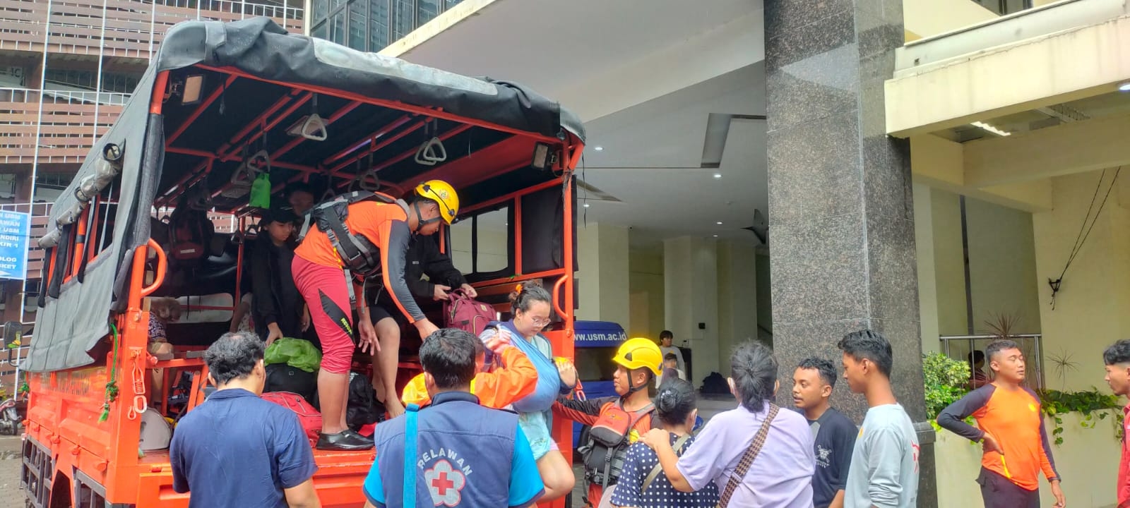 Semarang Terendam Banjir, Auditorium USM Diubah jadi Tempat Evakuasi Sementara