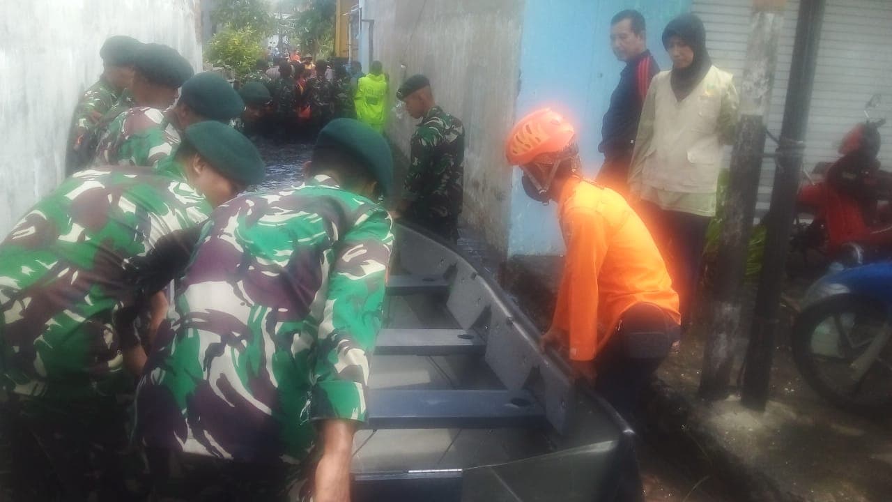 Keranda di Atas Air, Prosesi Pemakaman Saat Banjir di Trimulyo