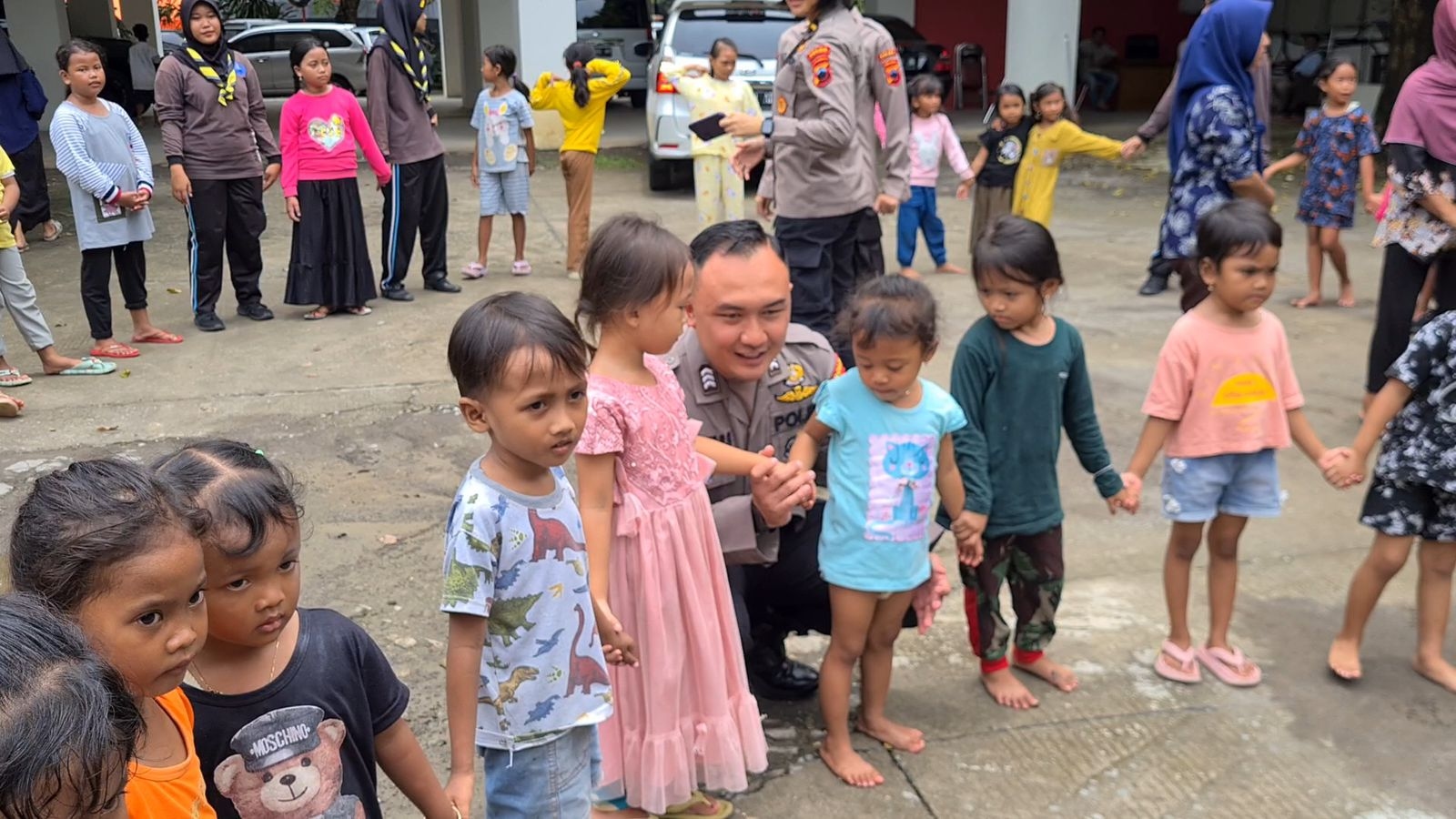 Update Banjir Demak, Polda Jateng Ajak Anak-anak Korban Banjir Bermain untuk Berikan Trauma Healing