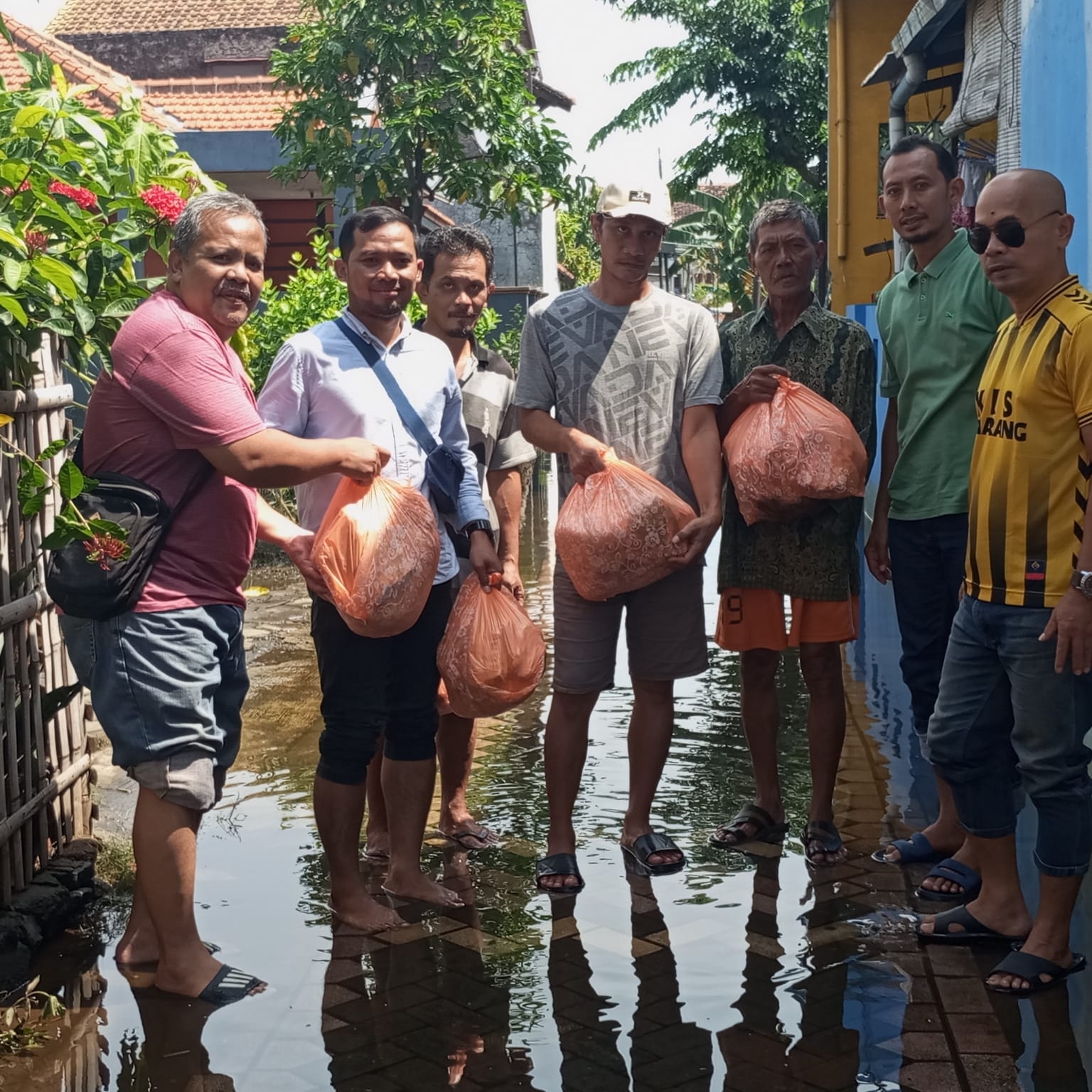 Komunitas Klub Sepak Bola (KKS) Semarang Beri Bantuan kepada Korban Banjir Trimulyo