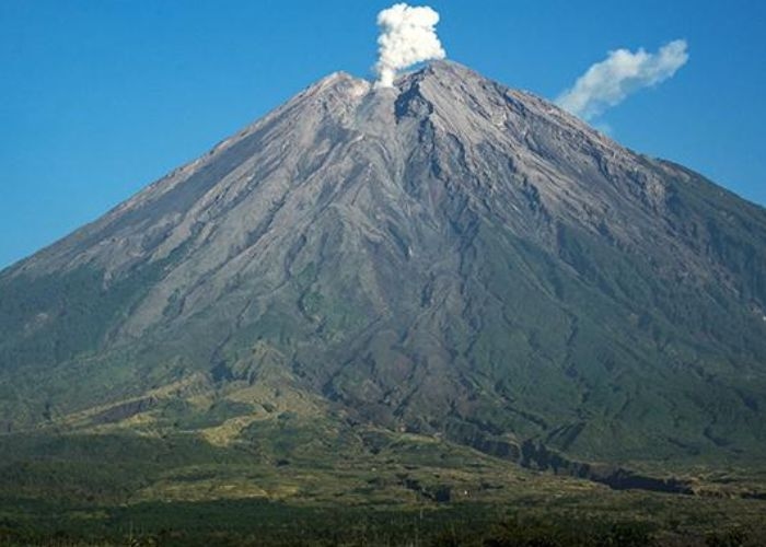 Mengungkap Keindahan Alam serta Misteri di Puncak Tinggi di Indonesia: Gunung Semeru, Pesona yang Terus Memikat