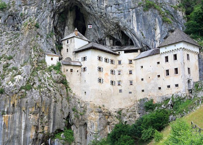 Mengulik Istana Paling Angker di Dunia: Misteri Dibalik Kastil Predjama, Legenda Ksatria Perampok yang Menghantui Slovenia