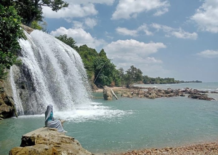 Ulasan Singkat Tempat Wisata Favorit di Indonesia: Menikmati Keindahan Air Terjun Toroan, Destinasi Wisata Eksotis di Madura