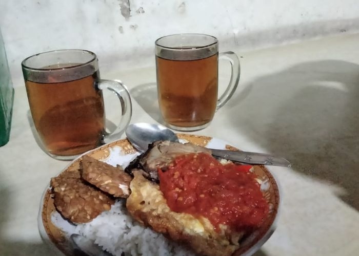 Mencoba Kuliner Malam Terbaik di Surabaya: Sego Sambel Mak Yeye, Destinasi Kuliner Malam Legendaris Paling Ramai di Kota Pahlawan