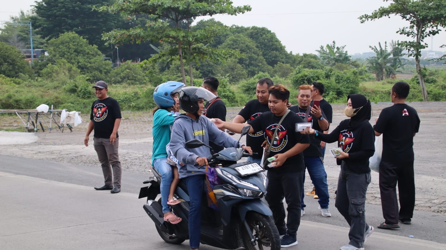 The A Team Squad Nusantara 89: Berbagi Takjil dan Kekuatan Persatuan di Depan RM Kalijaga, Demak