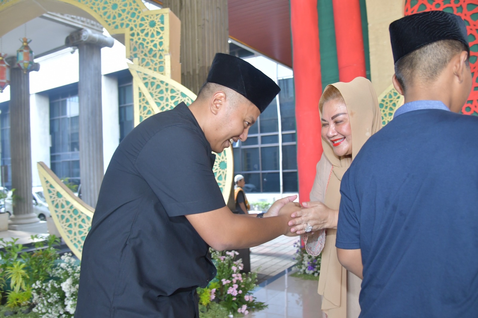 Terlihat Akrab, Ade Bhakti Datangi Mbak Ita Saat Open House