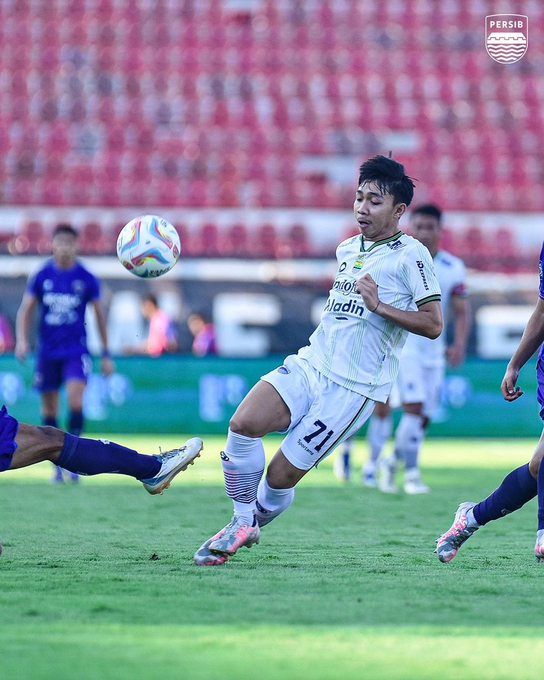 Pertandingan Sengit di Stadion I Wayan Dipta: Persita Tahan Persib dengan Skor 3-3