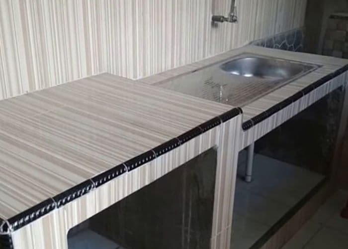 Ingin Membuat Meja Dapur Klasik yang Terlihat Wah Sekali? Cobalah 7 Tips Desain Ini dengan Sentuhan Keramik, Pasti Terlihat Tampil Beda