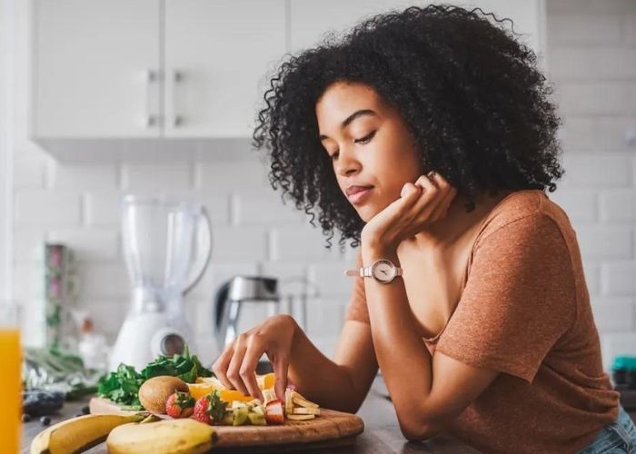 4 Tips Mengatasi Lemas Setelah Makan Siang: Sebuah Panduan dan Kiat Khusus dari Dr. Christopher Rhodes, Ahli Biologi Nutrisi