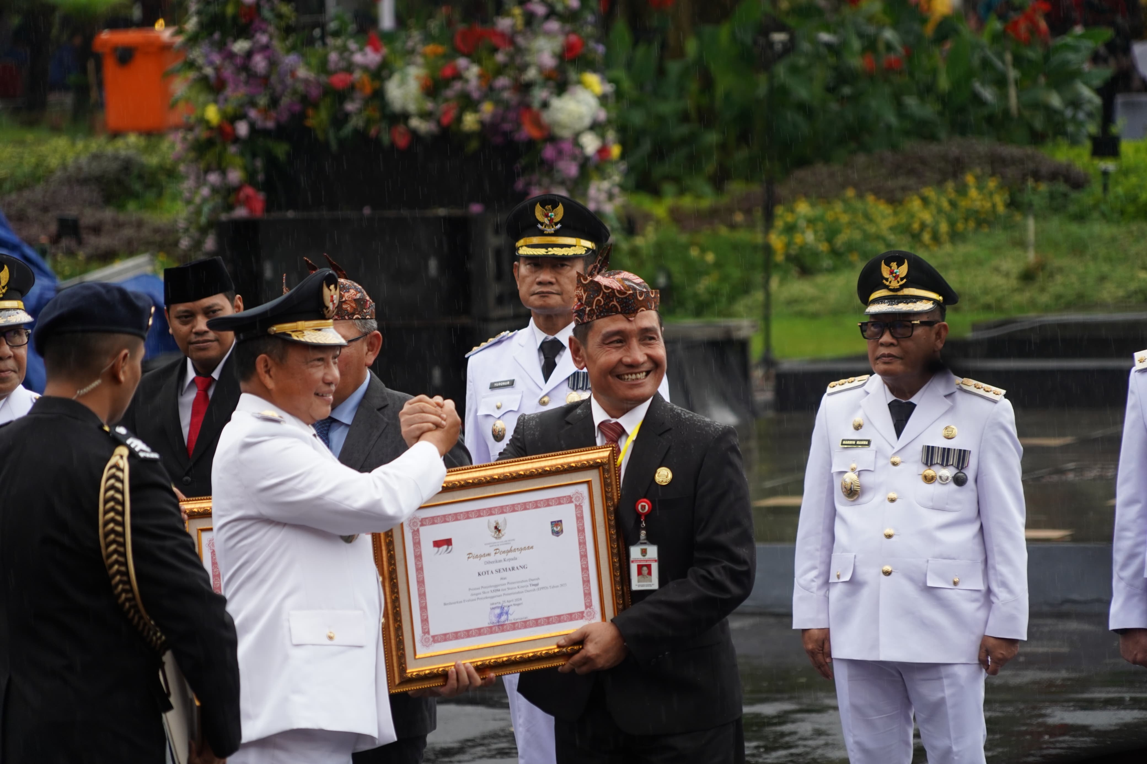Pemkot Semarang Raih Penghargaan atas Prestasi Penyelenggaraan Pemerintahan Daerah Terbaik Bersama 10 Kota Berprestasi
