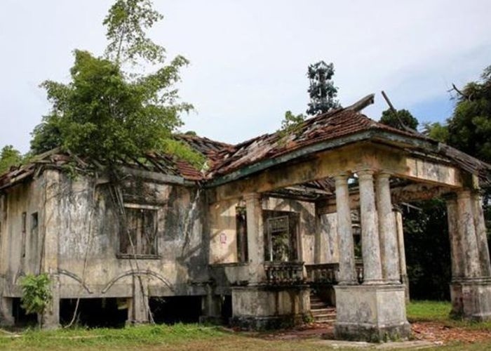 Kisah Angker Dibalik Terbengkalainya Villa Nabila: Menelusuri Sebuah Misteri di Tepi Pantai Danga Bay Malaysia