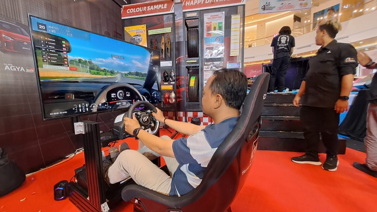 Nikmati Akhir Pekan Seru Bersama Keluarga di Bazar Gelegar Ultah Nasmoco, Rasakan Sensasi Mengendarai Mobil Sport di GR Simulator