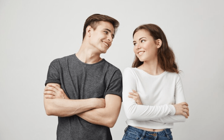 Trik Psikologi: Coba Kenali 10 Tanda Bahasa Tubuh Wanita yang Menaruh Hati Kepadamu