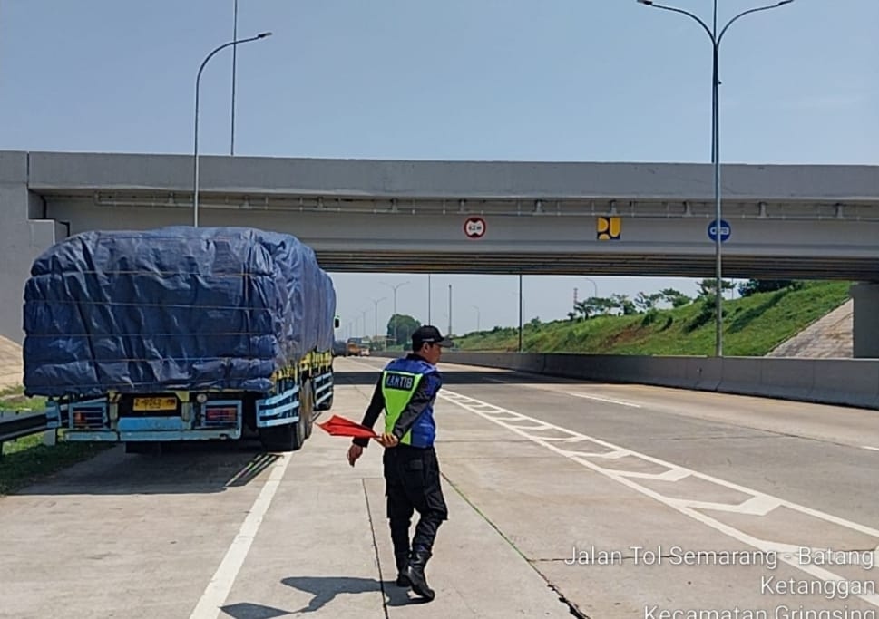 Tragis! Duel Maut Luxio vs Truk Gandeng di Tol Batang, Ada Korban Jiwa