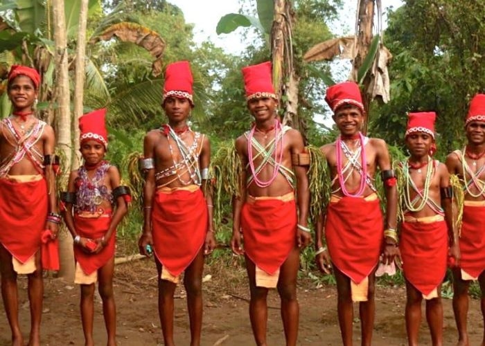 Keberagaman Suku Bangsa Indonesia: Suku Naulu dengan Tradisi Pemenggalan Kepala untuk Mas Kawin dan Ritual Pengasingan Bagi Perempuan