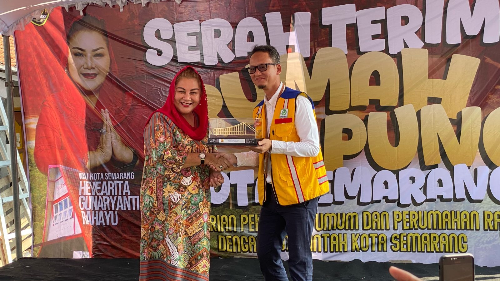 Terima Penyerahan Rumah Apung Tambaklorok dari KemenPUPR, Mbak Ita Minta Warga Ikut Merawat dan Manfaatkan