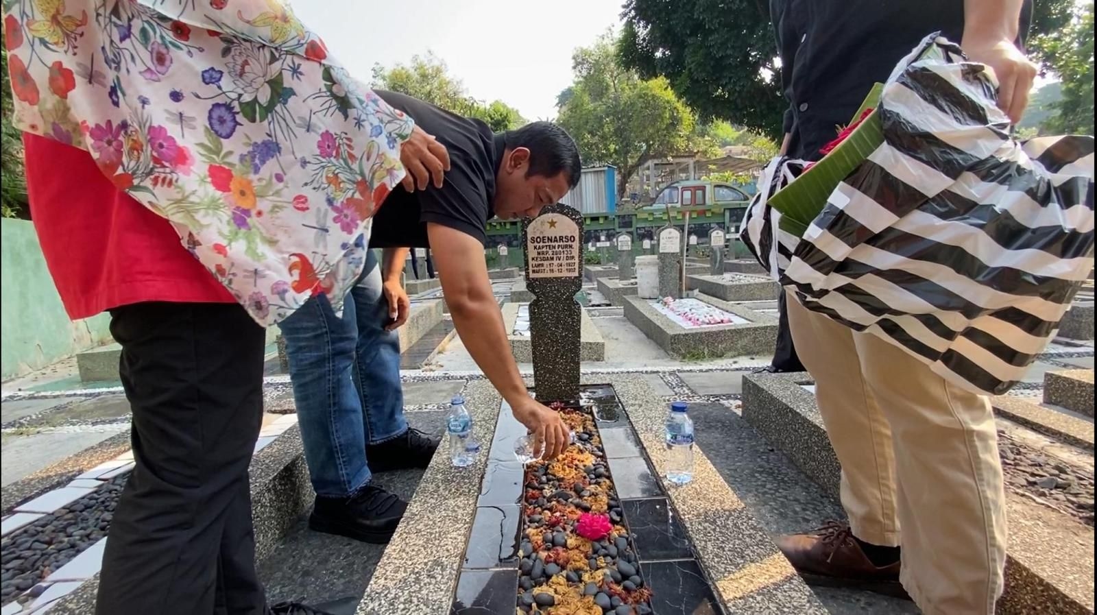 Hendi Ziarah Ke Makam Orang Tua Sebelum Daftar Cagub Jateng Lewat PDI Perjuangan