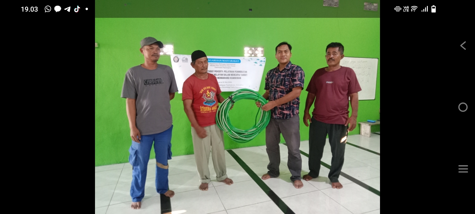Departemen Hubungan Internasional FISIP UNDIP Beri Bantuan ke Nelayan RT 6/RW 16 Tambakrejo Semarang Utara