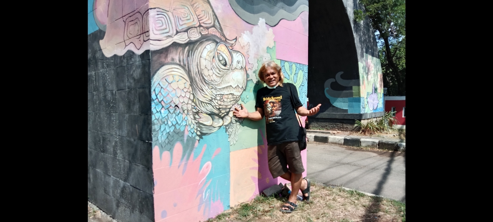 Ajak Masyarakat Mencintai Satwa, Yoyok Menggambar Mural di Semarang Zoo
