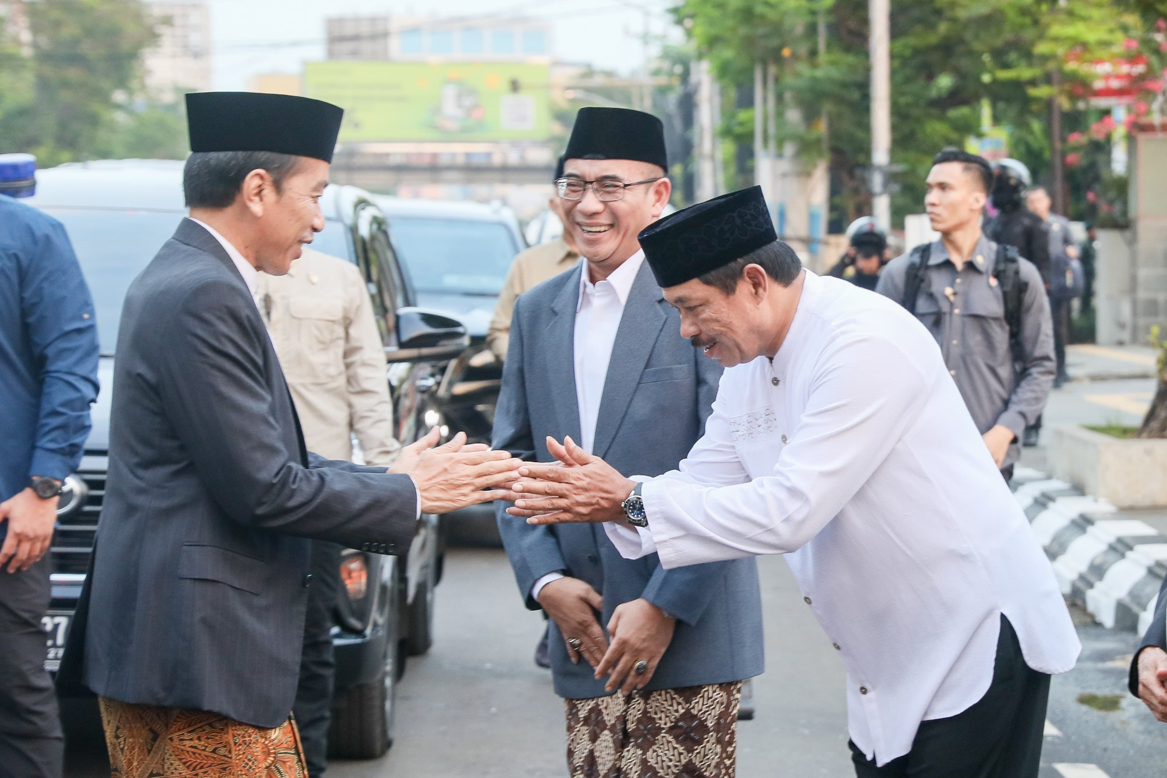 Berbaur dengan Masyarakat, Presiden Jokowi dan Pj Gubernur Jateng Salat Ied dan Bagikan Hewan Kurban di Semarang