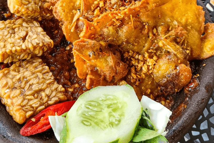 Warung Makan Murah Banget di Kabupaten Blora, Penyetan Mak’e di Depan Kantor Pajak, Cuma Rp 10.000 Bisa Kenyang