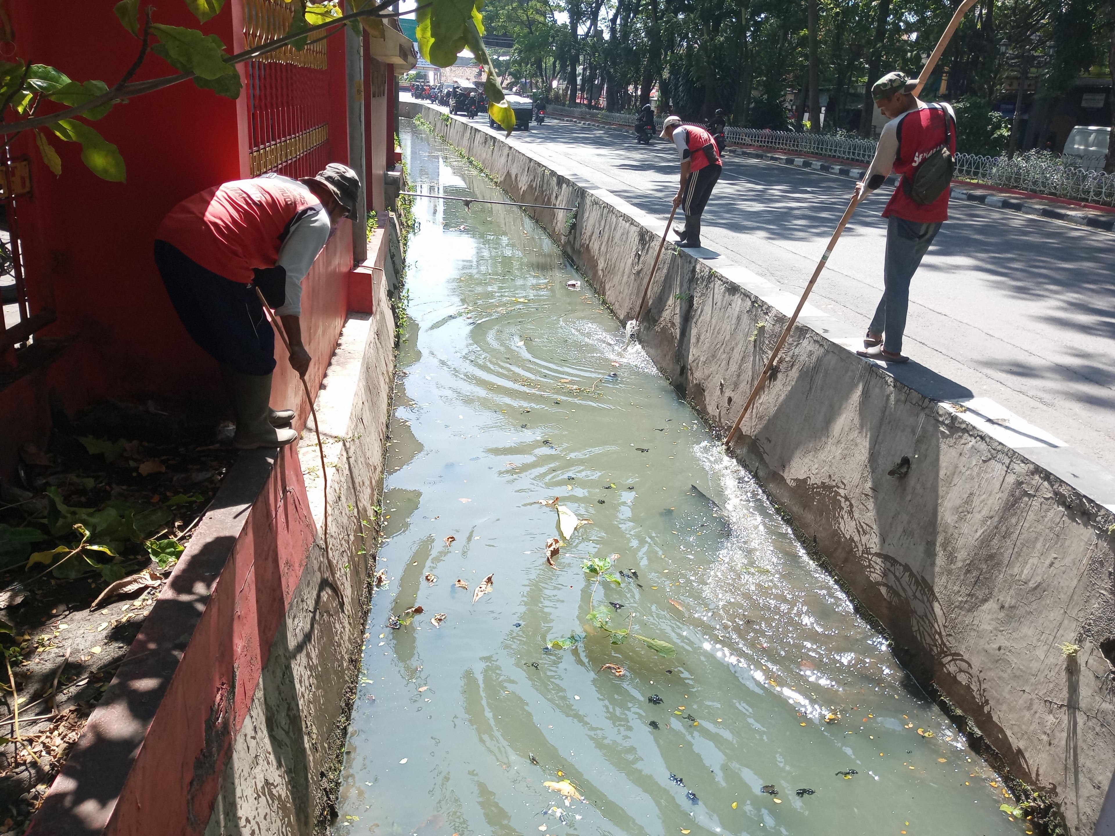 Antisipasi Banjir, Sejumlah Sungai dan Saluran Air di Semarang Rutin Dibersihkan