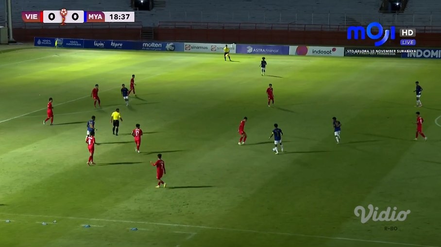 Viral! Lampu Stadion Gelora 10 November di Laga Vietnam U19 vs Myanmar, Netizen : Rumput Bagus Lampu Remang-remang!