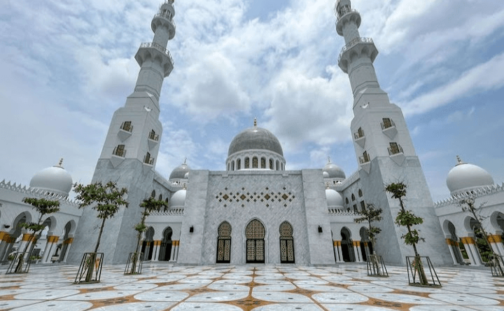 Kini Jadi Destinasi Wisata Religi, Inilah 5 Masjid dengan Gaya Arsitektur Unik yang Ada di Kota Solo