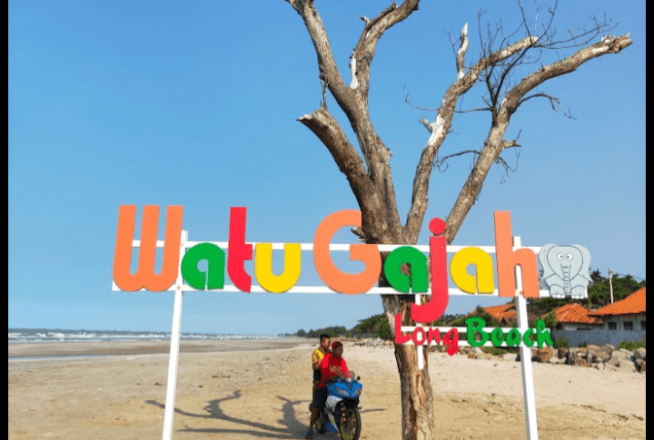Pesona Wisata Jawa Tengah: Pantai Watu Gajah di Rembang, Pantai Syahdu nan Instagramable