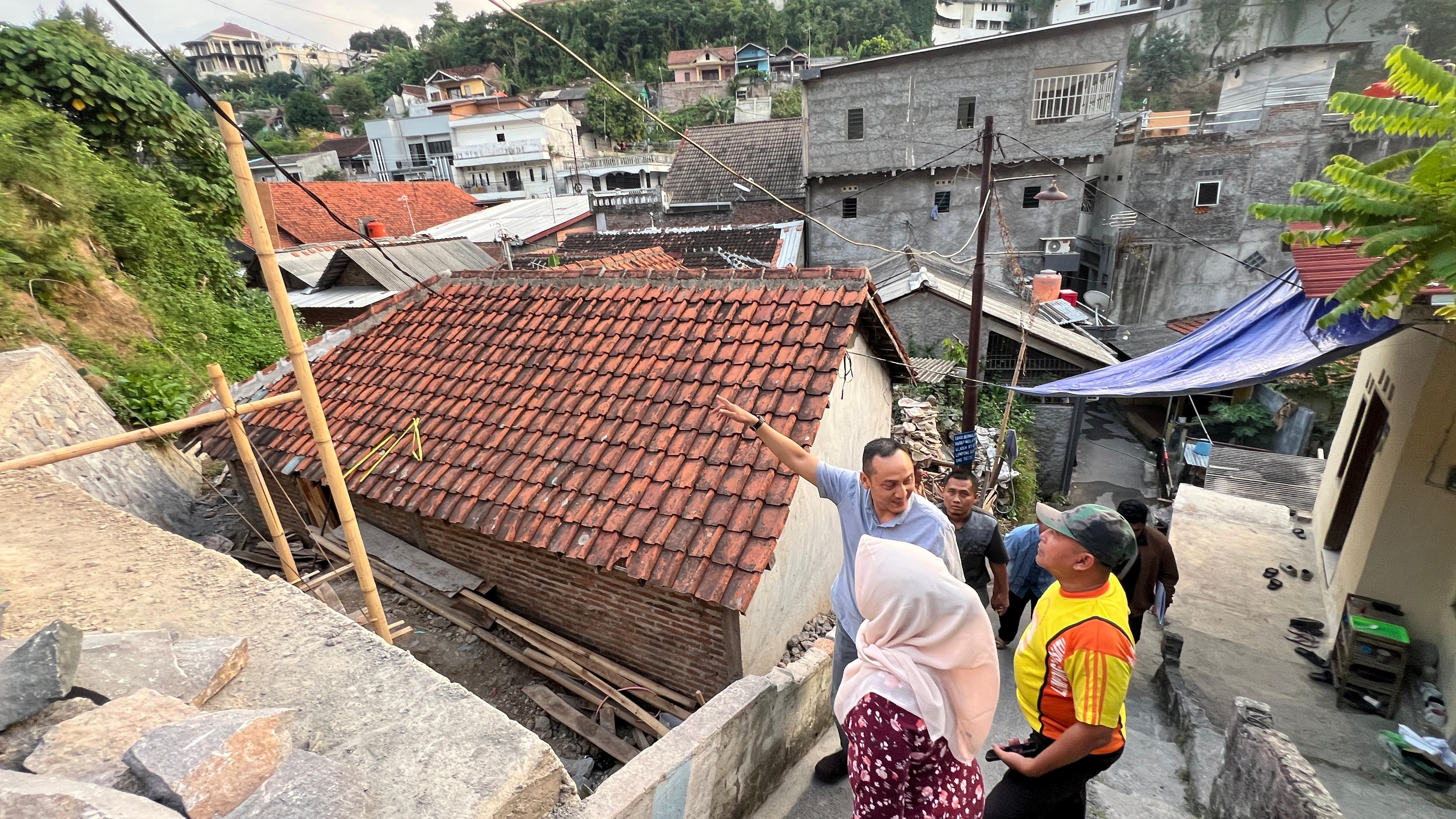 Arnaz Tinjau Korban Longsor Lempongsari, Salurkan Bantuan Baznas untuk Renovasi Kamar dan Dapur