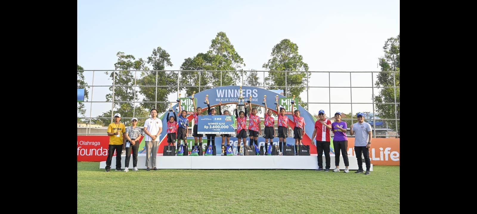 SD Kristen Manahan dan SD Negeri Tempel Surakarta Raih Juara MilkLife Soccer Challenge